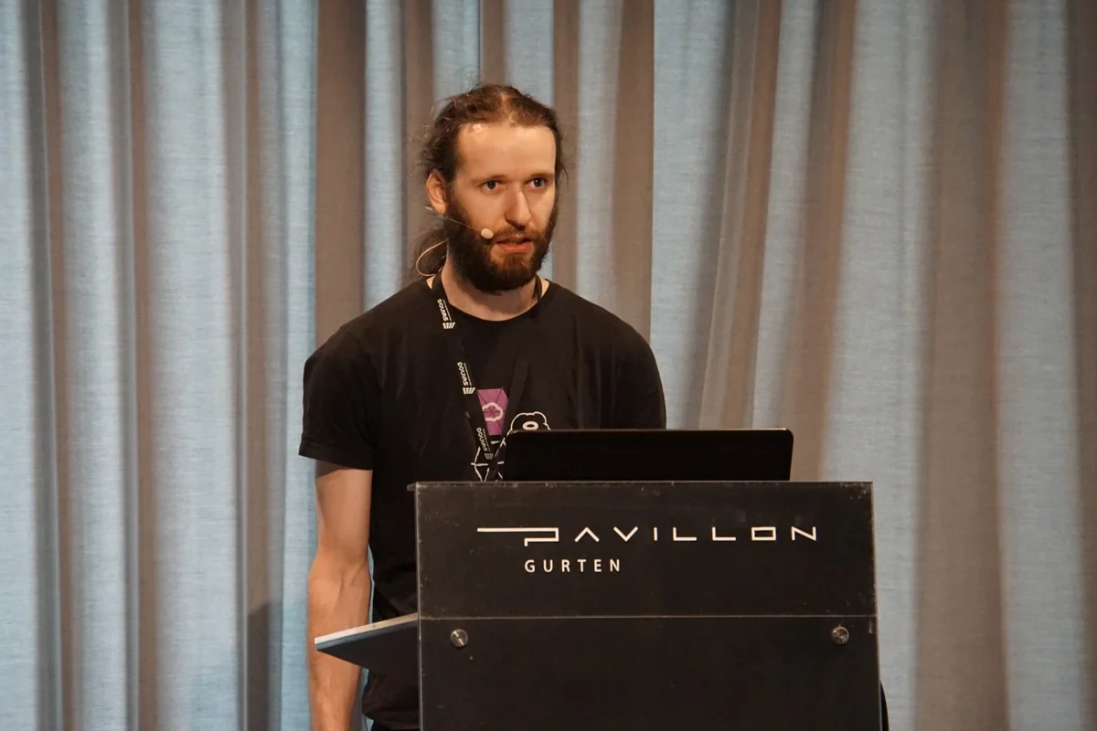 Silvan Gebhardt giving a talk